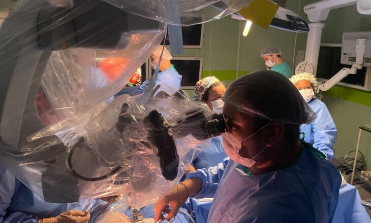 A equipe conta com os obstetras Jair Braga e Cristos Pritsivelis, e os neurocirurgiões pediátricos Gabriel Mufarrej, João Ricardo Penteado e Maria Anna Brandão, que conduzem as cirurgias intrauterinas.